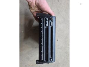 Gebruikte Radio BMW Mini One/Cooper (R50) 1.6 16V One Prijs € 25,00 Margeregeling aangeboden door F. van den Mosselaar autodemontage
