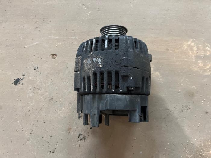 Gebruikte Dynamo Volkswagen Touran (1T1/T2) 1.6 FSI 16V Prijs € 35,00 Margeregeling aangeboden door F. van den Mosselaar autodemontage