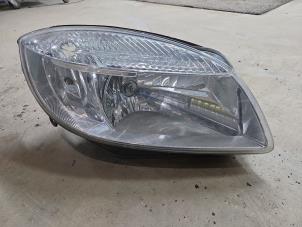 Gebruikte Koplamp rechts Skoda Roomster (5J) 1.2 12V HTTP Prijs € 50,00 Margeregeling aangeboden door F. van den Mosselaar autodemontage