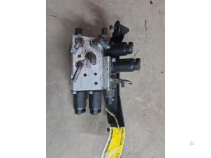 Gebruikte Kleppenblok hydraulisch BMW 7 serie (E65/E66/E67) 745i,Li 4.4 V8 32V Prijs € 50,00 Margeregeling aangeboden door F. van den Mosselaar autodemontage