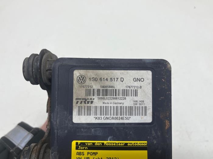 ABS Pomp van een Volkswagen Up! (121) 1.0 12V 60 2012