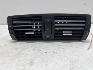 Gebruikte Luchtrooster Dashboard BMW 1 serie (E81) 116i 1.6 16V Prijs € 10,00 Margeregeling aangeboden door F. van den Mosselaar autodemontage