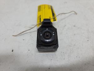 Gebruikte Schakelaar Spiegel Hyundai iX20 (JC) 1.4 CRDi 16V Prijs € 15,00 Margeregeling aangeboden door F. van den Mosselaar autodemontage