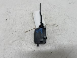 Gebruikte Tankklep Vergrendelingsmotor BMW X3 (E83) 3.0d 24V Prijs € 15,00 Margeregeling aangeboden door F. van den Mosselaar autodemontage