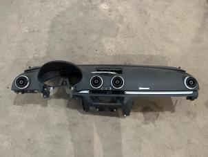 Gebruikte Dashboard Audi A3 Sportback (8VA/8VF) 1.4 16V g-tron Prijs € 350,00 Margeregeling aangeboden door F. van den Mosselaar autodemontage