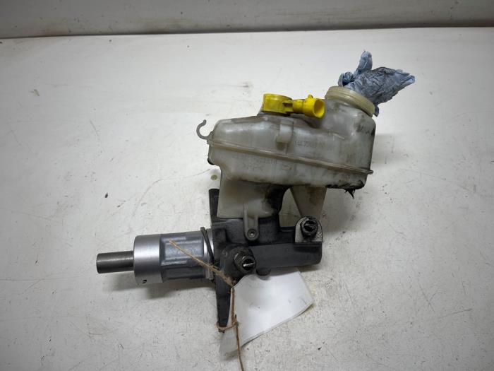 Gebruikte Hoofdremcilinder Opel Astra J Sports Tourer (PD8/PE8/PF8) 1.7 CDTi 16V Prijs € 15,00 Margeregeling aangeboden door F. van den Mosselaar autodemontage