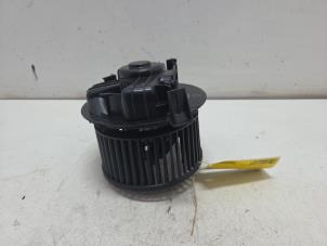 Gebruikte Kachel Ventilatiemotor Renault Clio III (BR/CR) 1.2 16V 75 Prijs € 25,00 Margeregeling aangeboden door F. van den Mosselaar autodemontage
