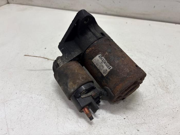 Startmotor van een Renault Clio III (BR/CR) 1.4 16V 2006