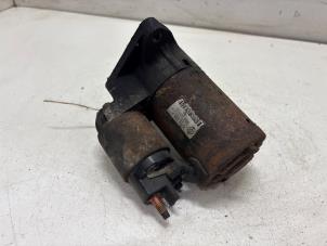 Startmotor van een Renault Clio III (BR/CR) 1.4 16V 2006
