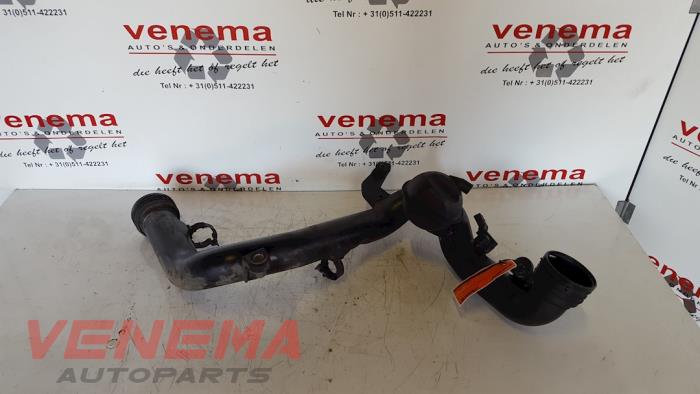 Gebruikte Intercooler Buis Volkswagen Caddy III (2KA,2KH,2CA,2CH) 1.9 TDI Prijs € 40,00 Margeregeling aangeboden door Venema Autoparts