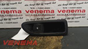 Gebruikte Elektrisch Raam Schakelaar Renault Megane II Grandtour (KM) 1.9 dCi 115 Prijs € 9,99 Margeregeling aangeboden door Venema Autoparts