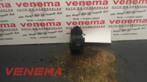 Gebruikte Handrem schakelaar Renault Scénic III (JZ) 1.5 dCi 110 Prijs € 30,00 Margeregeling aangeboden door Venema Autoparts