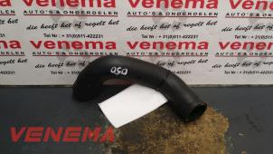 Gebruikte Koelwaterslang Mercedes CLA Shooting Brake (117.9) 1.6 CLA-200 16V Prijs € 9,99 Margeregeling aangeboden door Venema Autoparts