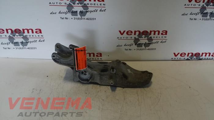 Gebruikte Dynamosteun boven Renault Laguna II Grandtour (KG) 1.9 dCi 100 Prijs € 35,00 Margeregeling aangeboden door Venema Autoparts