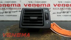 Gebruikte Luchtrooster Dashboard Volvo V50 (MW) 2.0 D 16V Prijs € 15,00 Margeregeling aangeboden door Venema Autoparts
