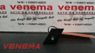 Gebruikte Centrale deurvergrendeling Schakelaar Citroen C4 Picasso (UD/UE/UF) 1.6 16V THP Sensodrive Prijs € 9,00 Margeregeling aangeboden door Venema Autoparts