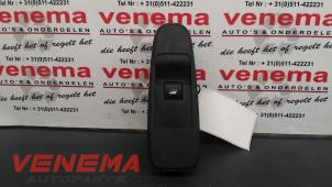 Gebruikte Elektrisch Raam Schakelaar Citroen C4 Picasso (UD/UE/UF) 1.6 16V THP Sensodrive Prijs € 15,00 Margeregeling aangeboden door Venema Autoparts