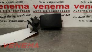 Gebruikte Veiligheidsgordel Insteek links-achter Opel Corsa D 1.2 16V Prijs € 14,99 Margeregeling aangeboden door Venema Autoparts