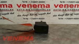 Gebruikte Schakelaar Achteruitverwarming Volkswagen Caddy II (9K9A) 1.9 SDI Prijs € 9,00 Margeregeling aangeboden door Venema Autoparts