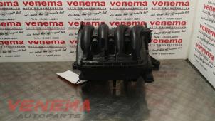 Gebruikte Inlaatspruitstuk Peugeot 206 SW (2E/K) 1.4 Prijs € 35,00 Margeregeling aangeboden door Venema Autoparts