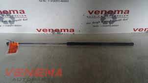 Gebruikte Gasdemper Motorkap links Volvo V40 (MV) 1.6 D2 Prijs € 19,00 Margeregeling aangeboden door Venema Autoparts