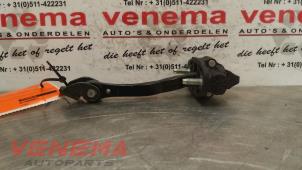 Gebruikte Deurvanger 4Deurs rechts-voor Volvo V40 (MV) 1.6 D2 Prijs € 20,00 Margeregeling aangeboden door Venema Autoparts