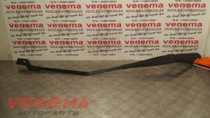 Gebruikte Ruitenwisserarm voor Volvo V40 (MV) 1.6 D2 Prijs € 20,00 Margeregeling aangeboden door Venema Autoparts