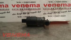 Gebruikte Ruitensproeier voor Toyota Aygo (B10) 1.0 12V VVT-i Prijs € 12,00 Margeregeling aangeboden door Venema Autoparts
