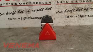 Gebruikte Schakelaar Paniekverlichting Volkswagen Touran (1T1/T2) 1.9 TDI 105 Euro 3 Prijs € 9,00 Margeregeling aangeboden door Venema Autoparts