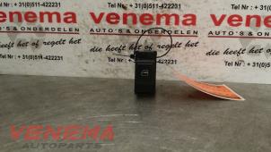 Gebruikte Elektrisch Raam Schakelaar Volkswagen Up! (121) 1.0 12V 60 Prijs € 9,00 Margeregeling aangeboden door Venema Autoparts