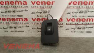 Gebruikte Raam schakelaar elektrisch Peugeot Bipper (AA) 1.4 HDi Prijs € 10,00 Margeregeling aangeboden door Venema Autoparts