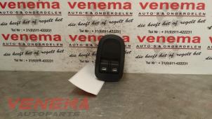 Gebruikte Raam schakelaar elektrisch Peugeot 206+ (2L/M) 1.4 XS Prijs € 19,00 Margeregeling aangeboden door Venema Autoparts