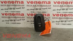 Gebruikte Schakelaar Elektrisch Raam Peugeot 306 (7A/C/S) 1.6i XR,XT,ST Prijs € 9,00 Margeregeling aangeboden door Venema Autoparts