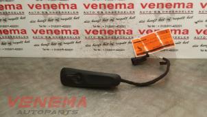 Gebruikte Schakelaar Elektrisch Raam Opel Omega B (25/26/27) 2.5i V6 24V Prijs € 9,99 Margeregeling aangeboden door Venema Autoparts