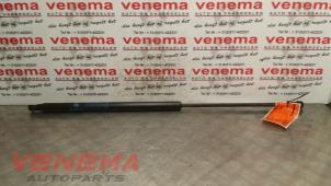 Gebruikte Kofferdekseldemper links-achter BMW 3 serie (E93) 320d 16V Corporate Lease Prijs € 14,00 Margeregeling aangeboden door Venema Autoparts