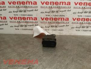 Gebruikte Schakelaar Achteruitverwarming Seat Alhambra (7V8/9) 1.9 TDI 110 Prijs € 9,00 Margeregeling aangeboden door Venema Autoparts