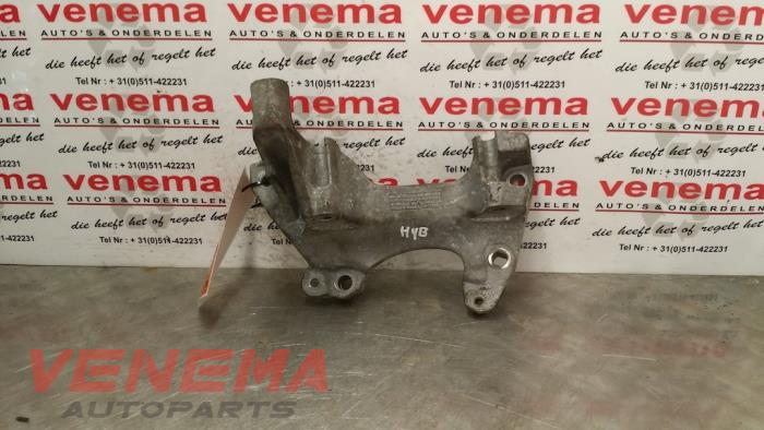 Gebruikte Dynamosteun boven Renault Captur I (2R) 0.9 Energy TCE 12V Prijs € 35,00 Margeregeling aangeboden door Venema Autoparts