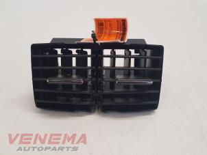 Gebruikte Luchtrooster Dashboard Mercedes ML II (164/4JG) 3.5 350 4-Matic V6 24V Prijs € 14,99 Margeregeling aangeboden door Venema Autoparts