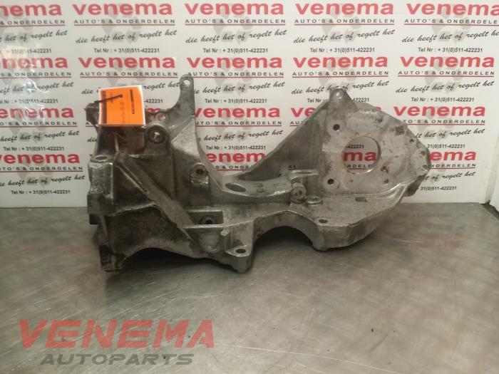 Gebruikte Dynamosteun onder Audi A4 Avant (B8) 2.0 TDI 16V Prijs € 45,00 Margeregeling aangeboden door Venema Autoparts