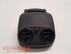 Gebruikte Luchtrooster Dashboard Mercedes GLC (X253) 2.2 250d 16V BlueTEC 4-Matic Prijs € 49,99 Margeregeling aangeboden door Venema Autoparts