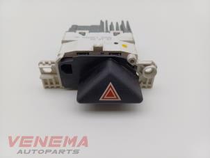 Gebruikte Alarmlicht Schakelaar Ford Focus 1 1.6 16V Prijs € 9,99 Margeregeling aangeboden door Venema Autoparts