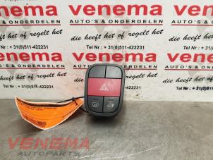 Gebruikte Schakelaar Paniekverlichting Fiat Fiorino (225) 1.3 JTD 16V Multijet Prijs € 14,95 Margeregeling aangeboden door Venema Autoparts