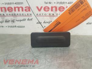 Gebruikte Schakelaar Peugeot 208 I (CA/CC/CK/CL) 1.2 12V e-THP PureTech 110 Prijs € 14,99 Margeregeling aangeboden door Venema Autoparts