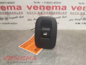 Gebruikte Raam schakelaar elektrisch Peugeot 208 I (CA/CC/CK/CL) 1.2 12V e-THP PureTech 110 Prijs € 9,99 Margeregeling aangeboden door Venema Autoparts