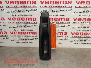 Gebruikte Raam schakelaar elektrisch Renault Captur (2R) 1.3 TCE 130 16V Prijs € 9,99 Margeregeling aangeboden door Venema Autoparts