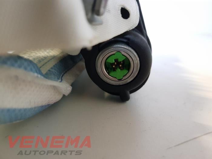 Airbag hemel links van een Opel Corsa D 1.2 16V 2013