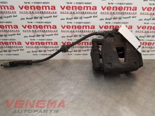 Gebruikte Remklauw (Tang) rechts-voor Opel Corsa D 1.2 16V Prijs € 9,99 Margeregeling aangeboden door Venema Autoparts