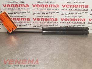 Gebruikte Set Gasdempers Achterklep BMW 1 serie (E87/87N) 118d 16V Prijs € 24,99 Margeregeling aangeboden door Venema Autoparts