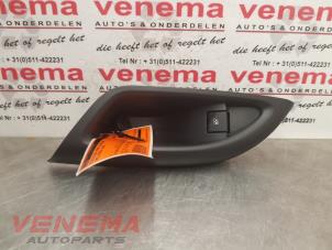 Gebruikte Ruit schakelaar elektrisch Opel Astra K Sports Tourer 1.6 CDTI 136 16V Prijs € 19,99 Margeregeling aangeboden door Venema Autoparts