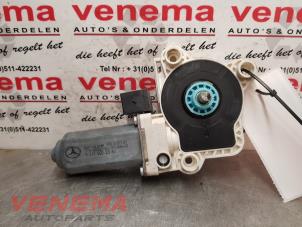 Gebruikte Motor electrisch raam Mercedes E (VF211) 2.2 E-220 CDI 16V Prijs € 29,99 Margeregeling aangeboden door Venema Autoparts